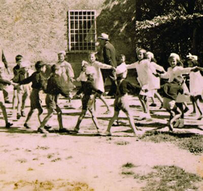 Old picture of kids playing in Sant'Anna di Stazzema