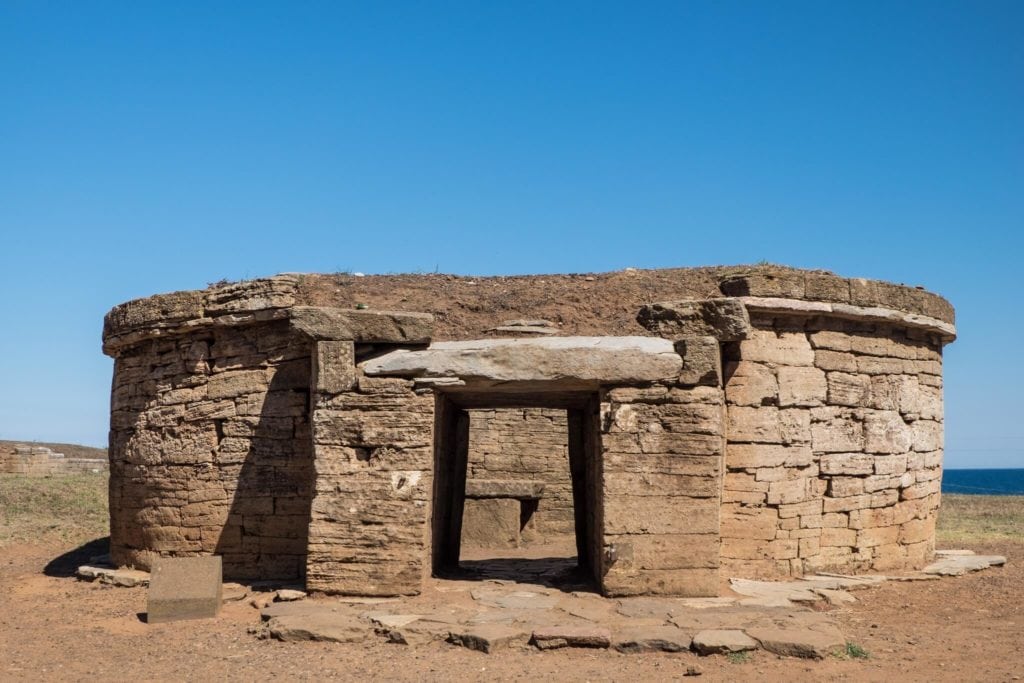 tumulus au parc archéologique de baratti et populonia