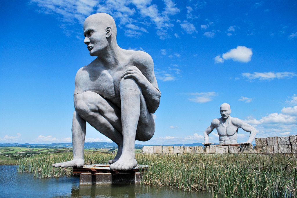 Une image du Teatro del Silenzio en 2014 avec 2 sculptures d'hommes géants - Andrea Bocelli en concert